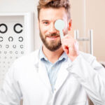 Augenoptiker/in - Ausbildung, Beruf, Gehalt