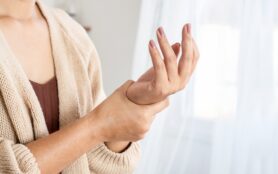 Woman,Suffering,From,Wrist,Pain,,Numbness,,Or,Carpal,Tunnel,Syndrome