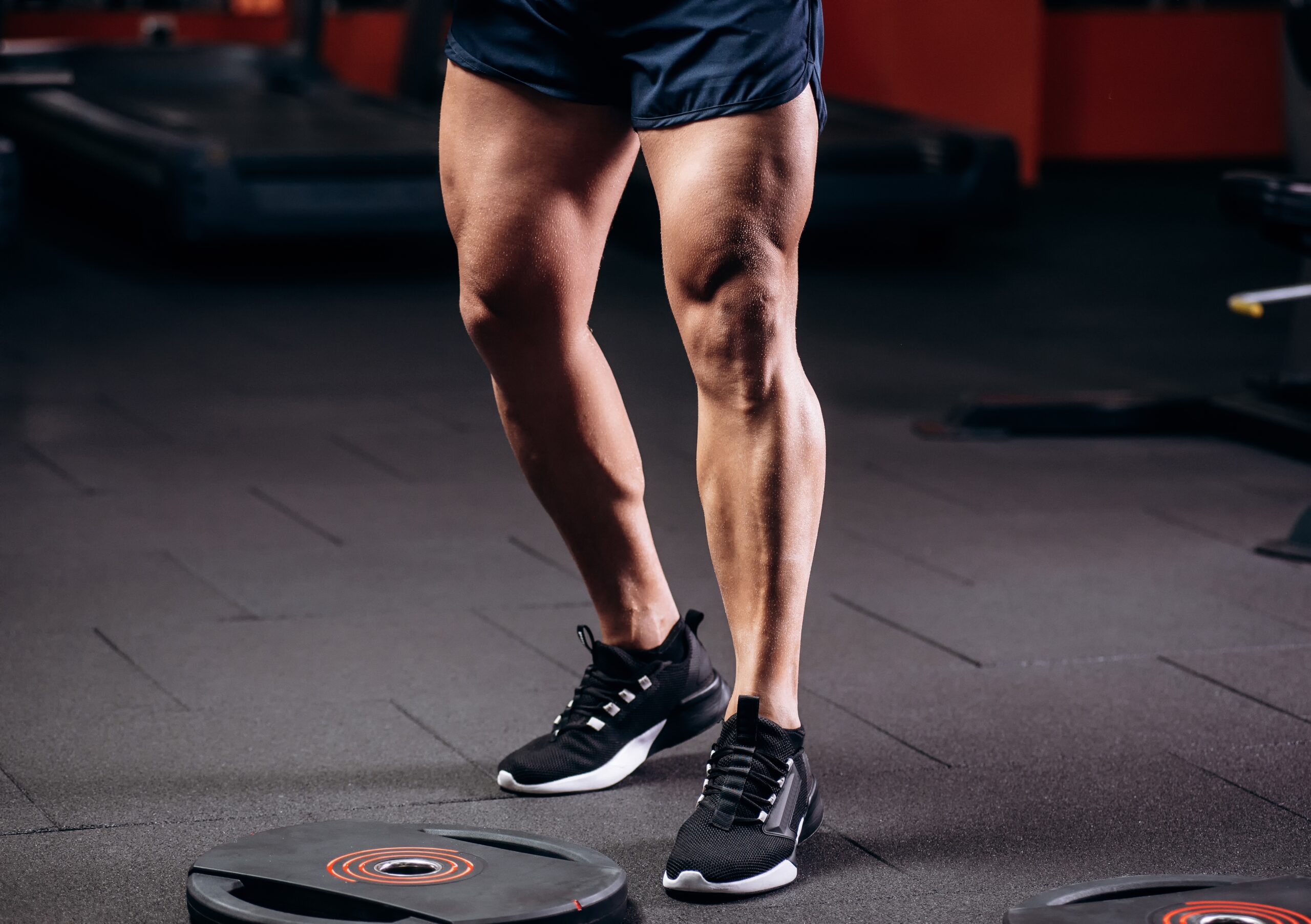 Healthy,Young,Man,Standing,Strong,In,The,Gym,And,Flexing