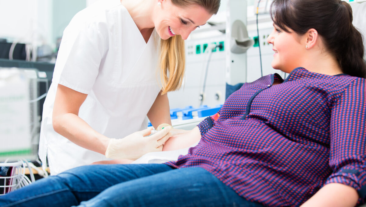 Nurse,Applying,Access,For,Blood,Drawing,And,Shots,At,Upper