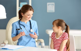 Doctor,Examining,Girl,With,Stethoscope,In,The,Office