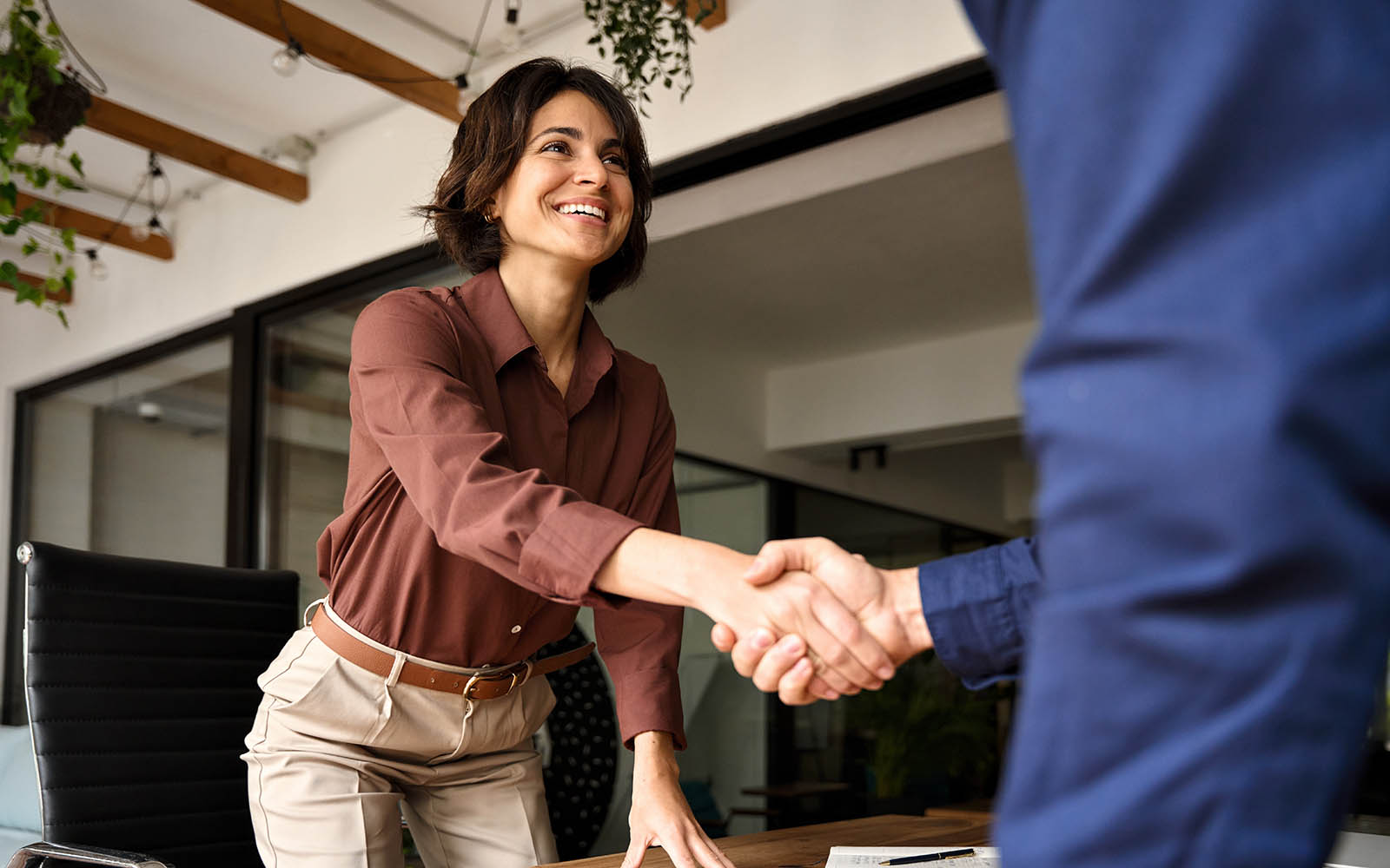 Handshake,Of,Happy,Young,Business,Woman,And,Business,Man,At