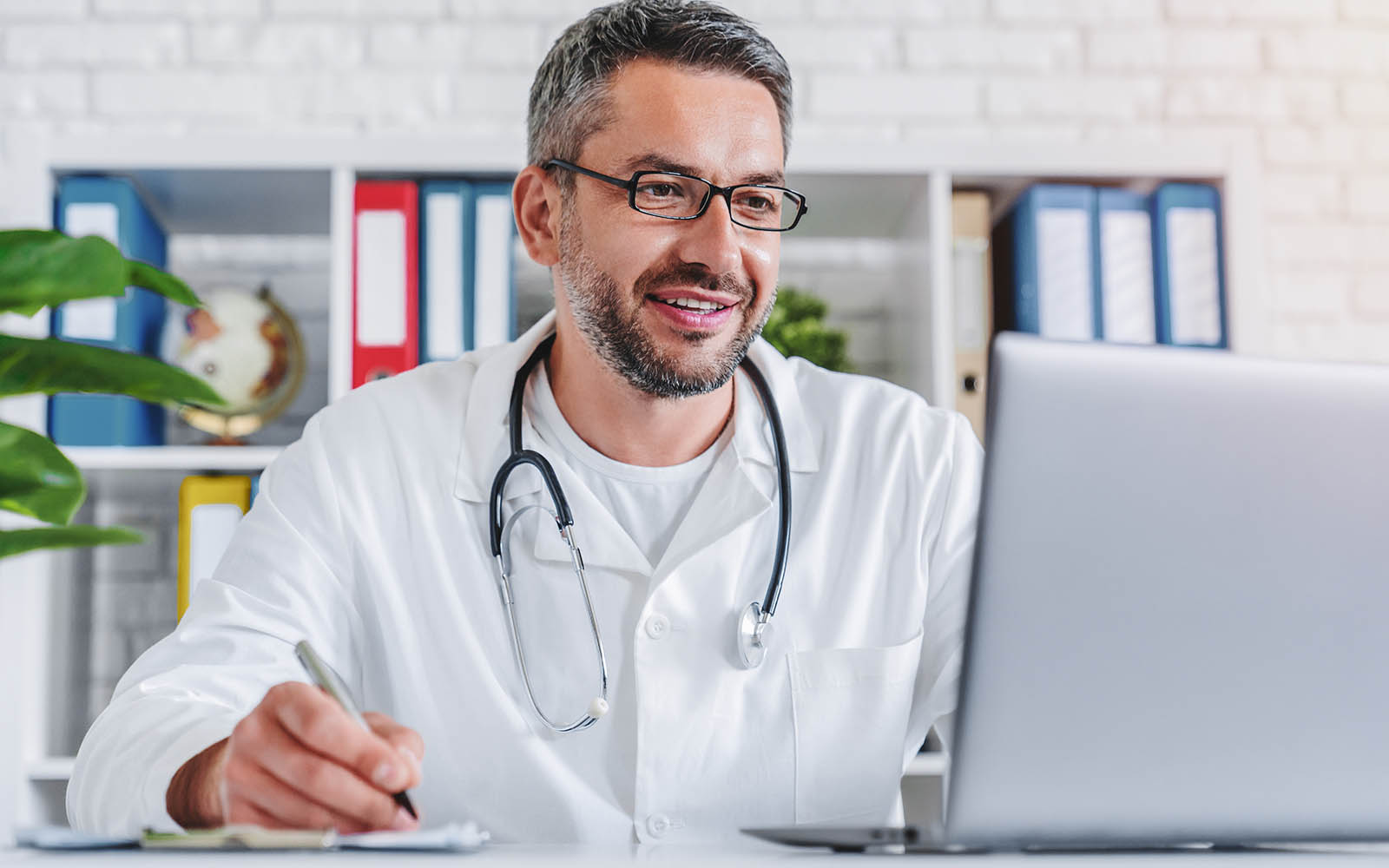 Man,Performing,Pulmonary,Function,Test,And,Spirometry,Using,Spirometer,At
