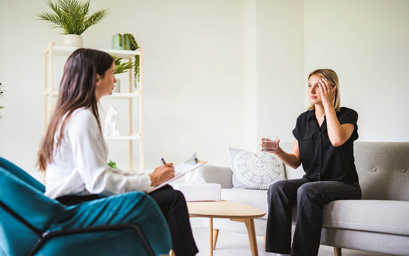 A,Psychotherapist,Supporting,Depressed,Teenage,Girl,On,Couch,During,Appointment