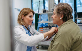 Geriatrician,Listening,To,Senior,Patient's,Heartbeat.