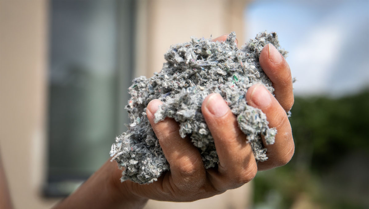 Cellulose,Insulation,For,Walls,And,Floors,In,Hand.,Recycled,Newsprint.