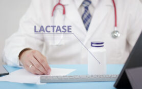 Lactase,,A,Generic,Supplement,,In,The,Bottle,In,Doctor's,Hand