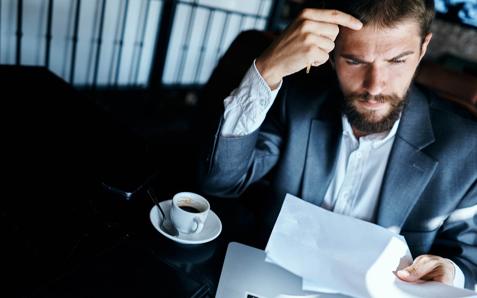 Business,Man,With,A,Beard,,Cafe